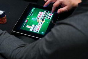Tâm lý học poker bk8 – 3 dấu hiệu nhận biết đối thủ nói dối