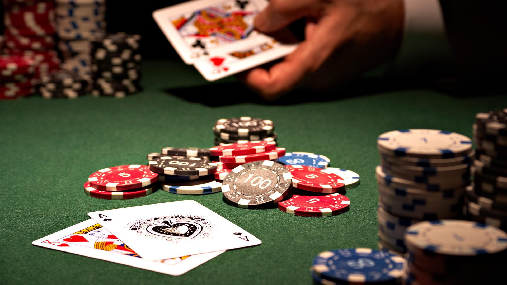  Người chơi poker điềm tĩnh với bài mạnh tại nhà cái BK8